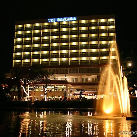 Taj Banjara Hotel Hyderabad Exterior photo The Manila Hotel at night