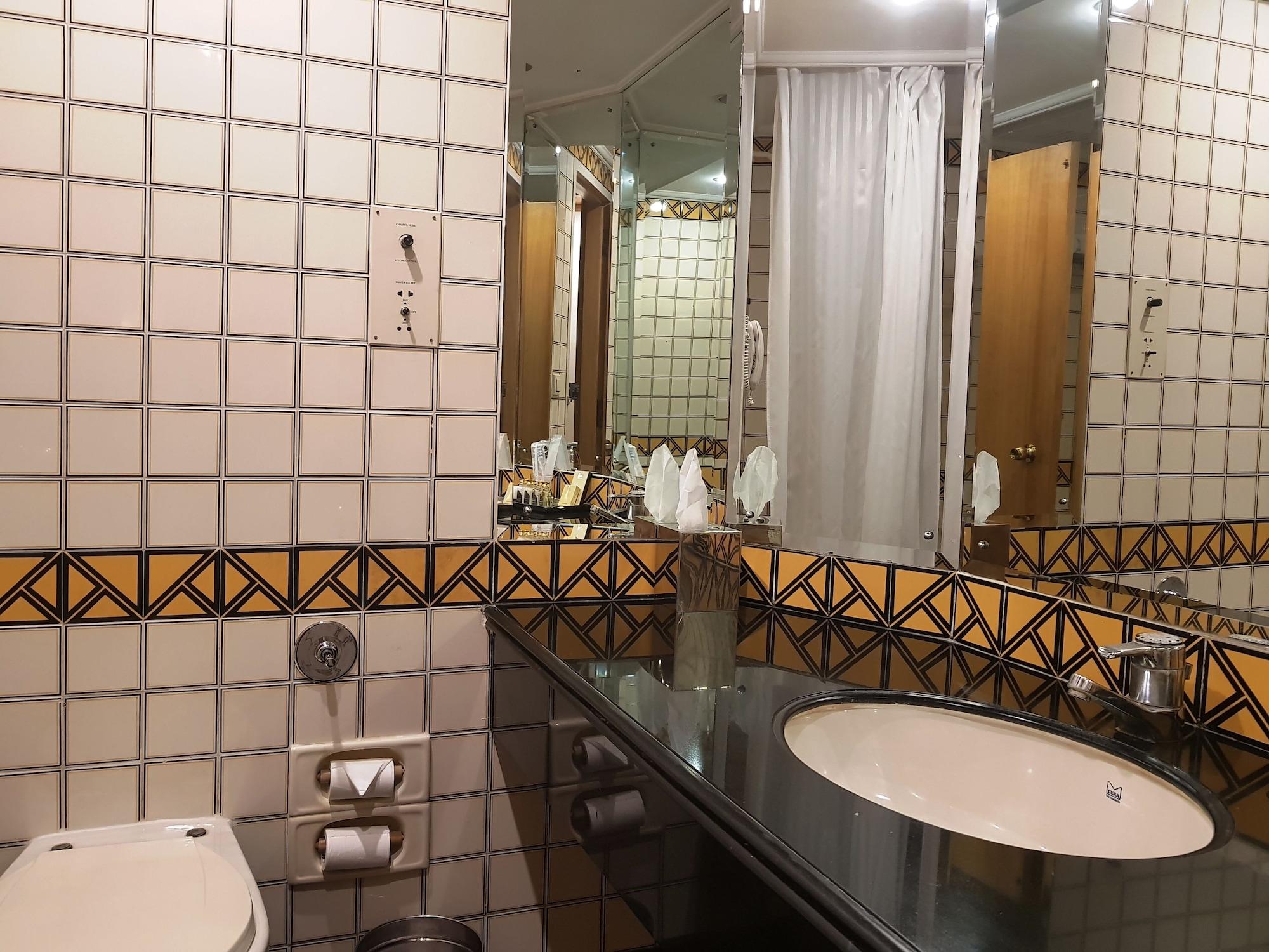 Taj Banjara Hotel Hyderabad Exterior photo Bathroom in a hotel