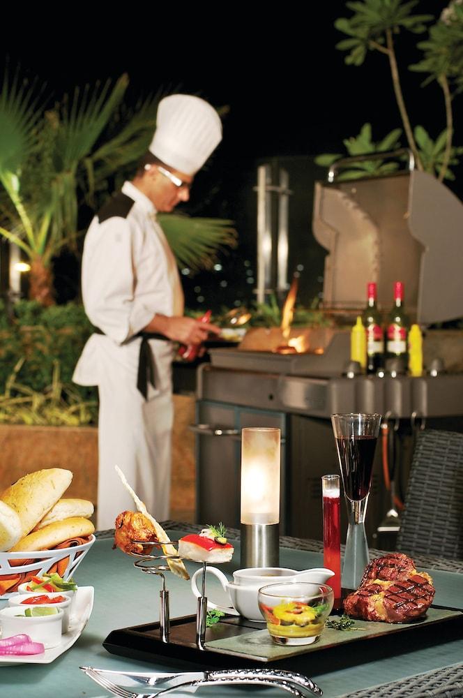 Taj Banjara Hotel Hyderabad Exterior photo A chef at work