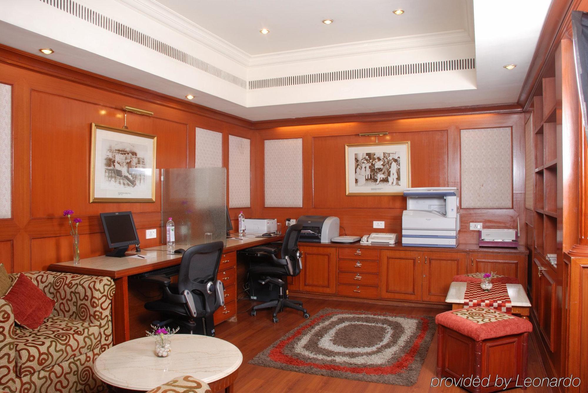 Taj Banjara Hotel Hyderabad Facilities photo A typical hotel business center