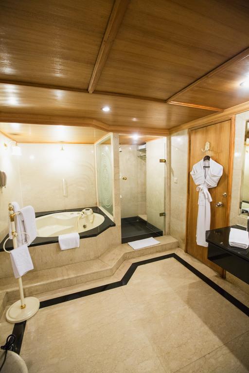 Taj Banjara Hotel Hyderabad Exterior photo A bathroom with a shower and a bathtub