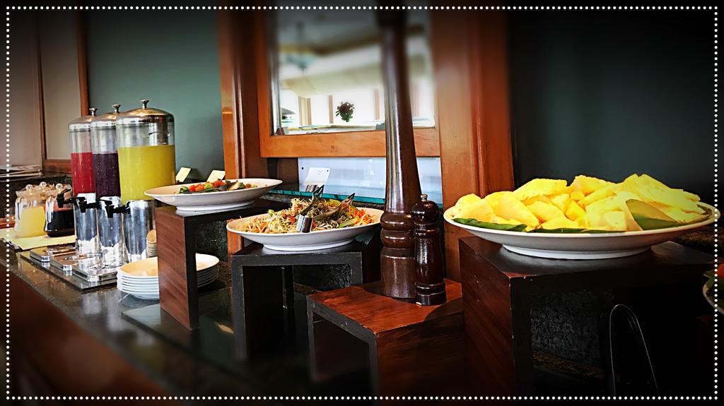 Taj Banjara Hotel Hyderabad Exterior photo A buffet at a hotel