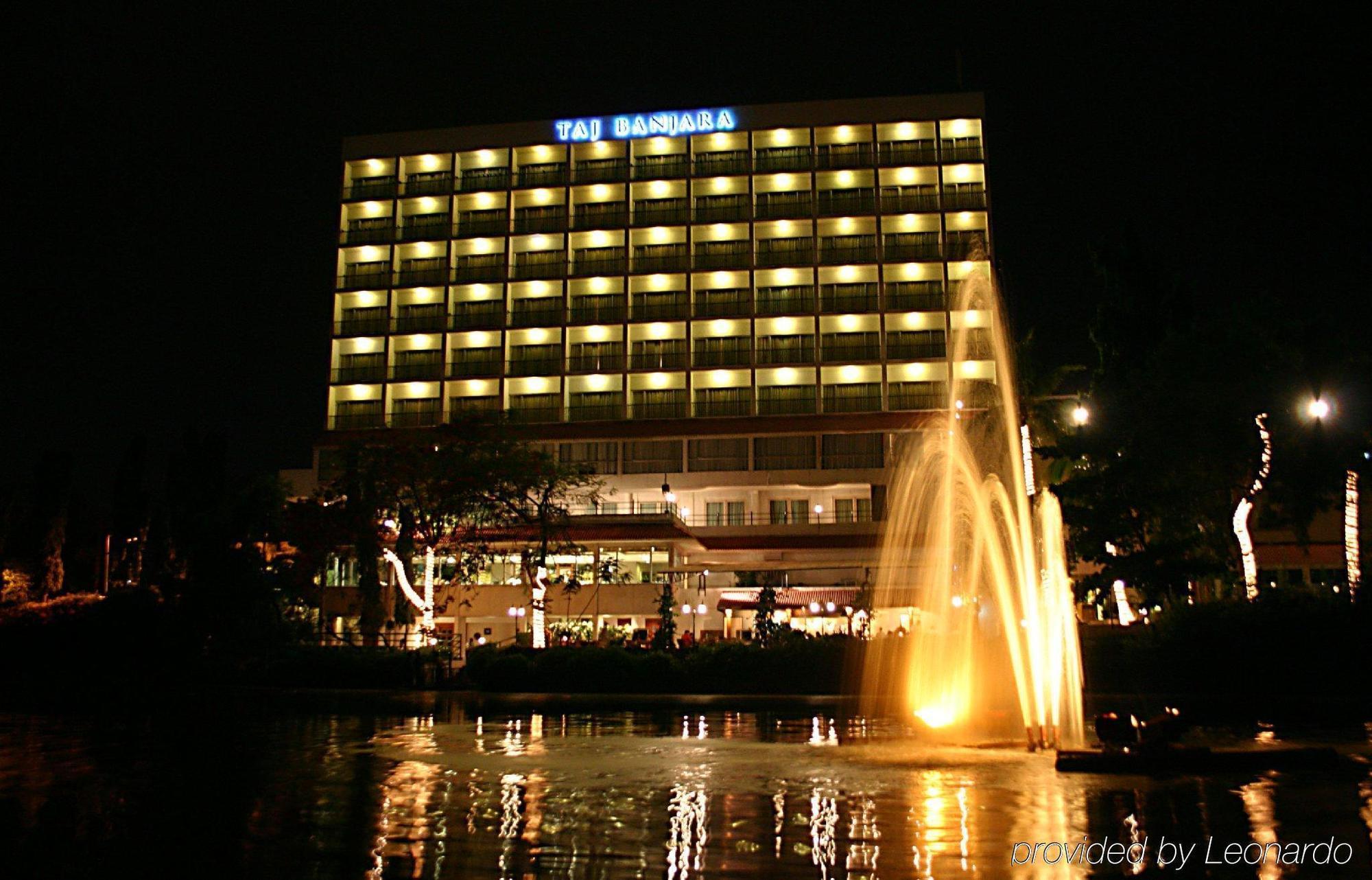 Taj Banjara Hotel Hyderabad Exterior photo The Manila Hotel at night