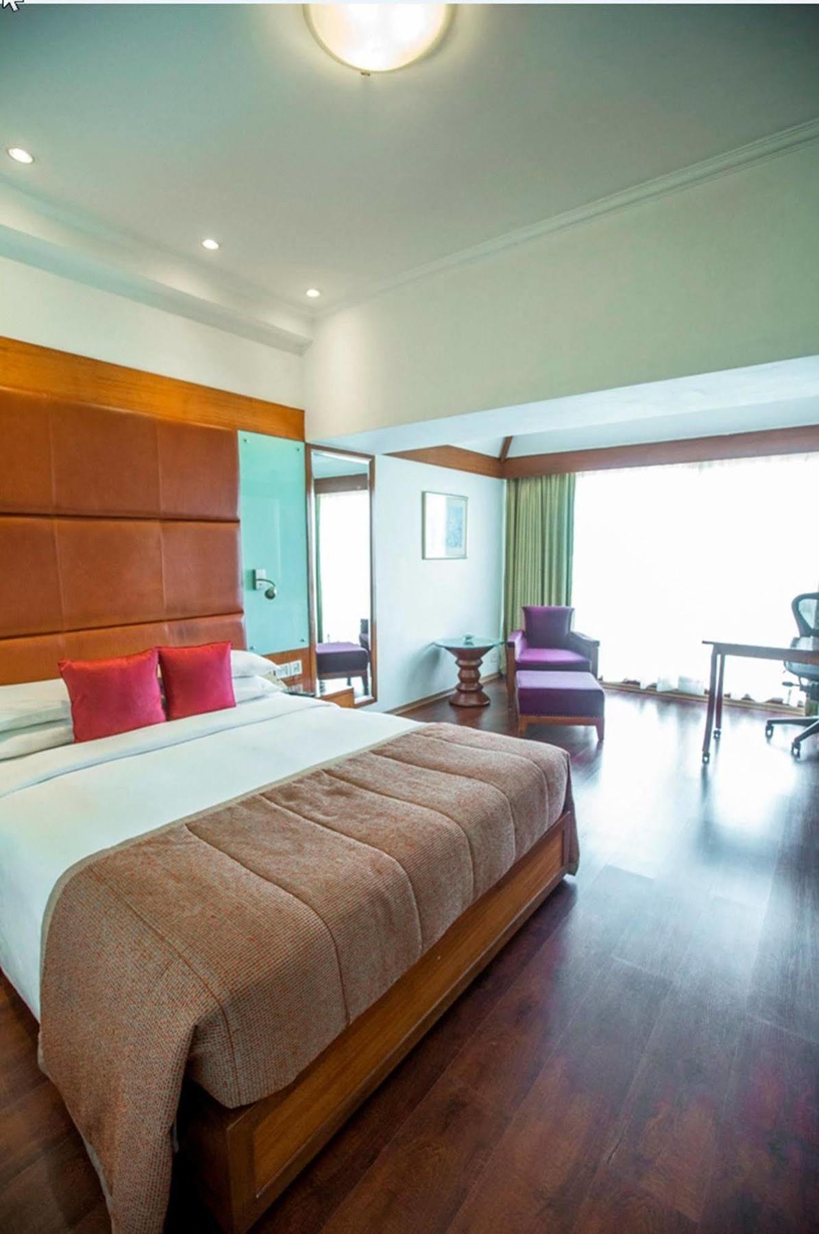 Taj Banjara Hotel Hyderabad Exterior photo A room at the Park