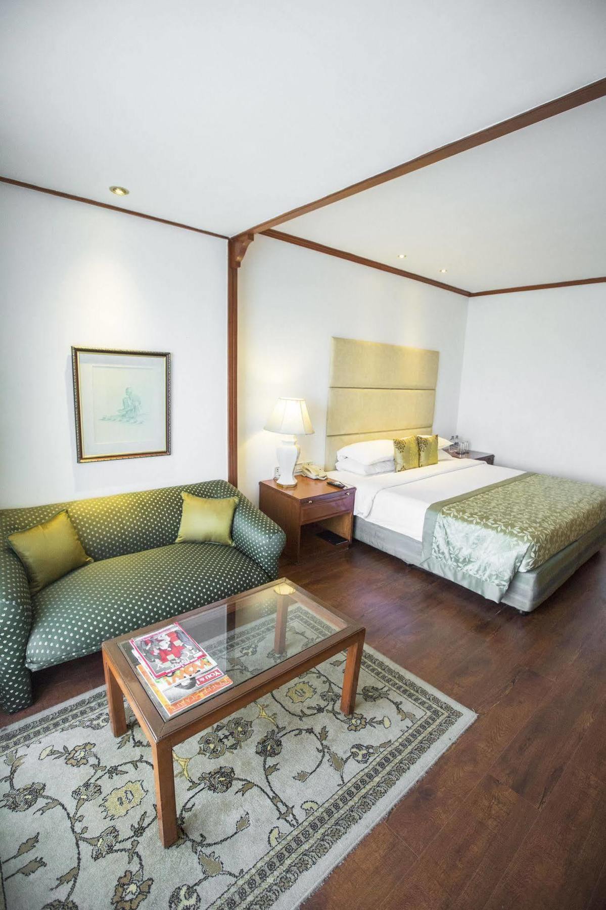Taj Banjara Hotel Hyderabad Exterior photo A room at the Taj Bengal