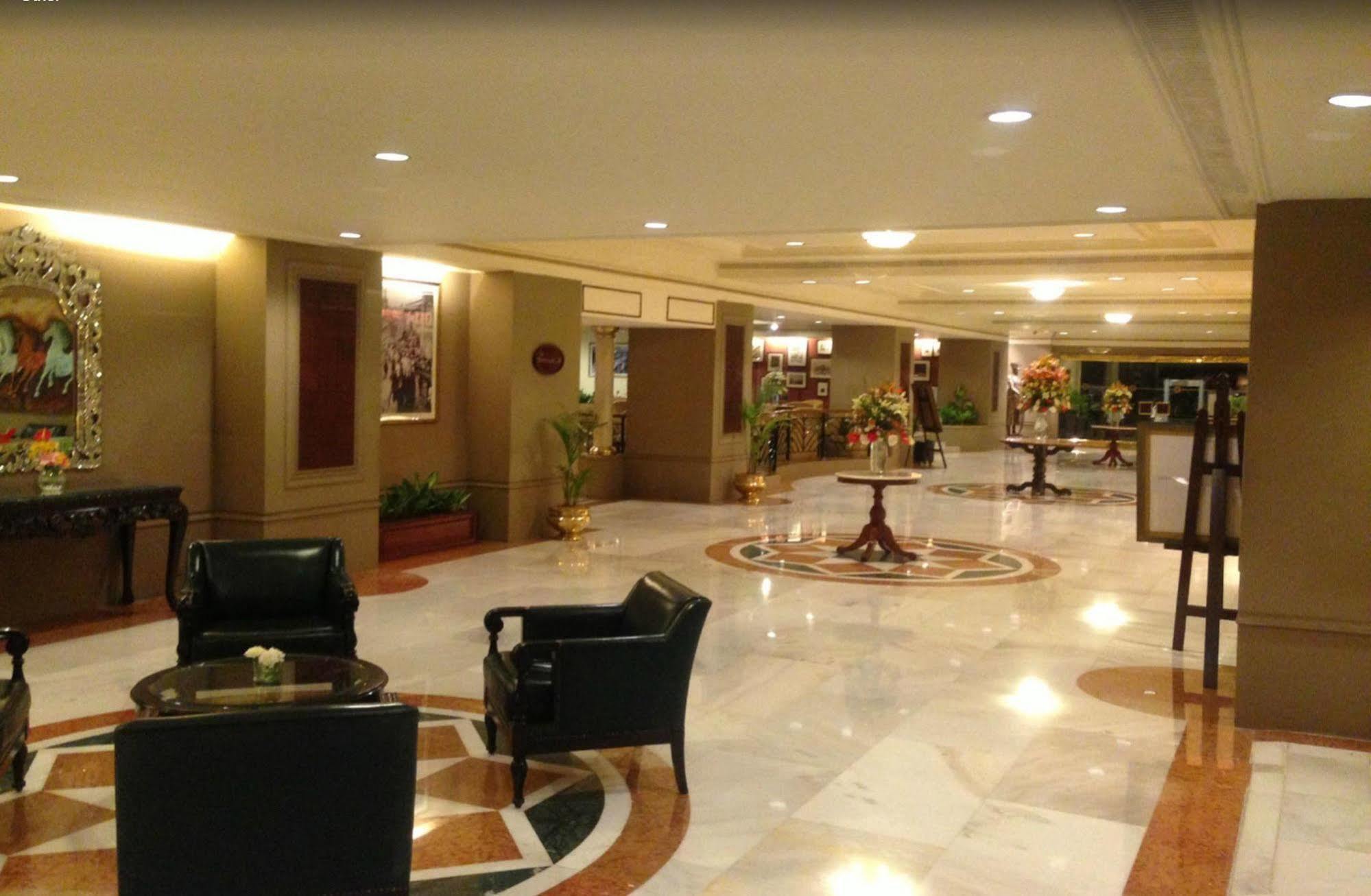 Taj Banjara Hotel Hyderabad Exterior photo The lobby of the hotel